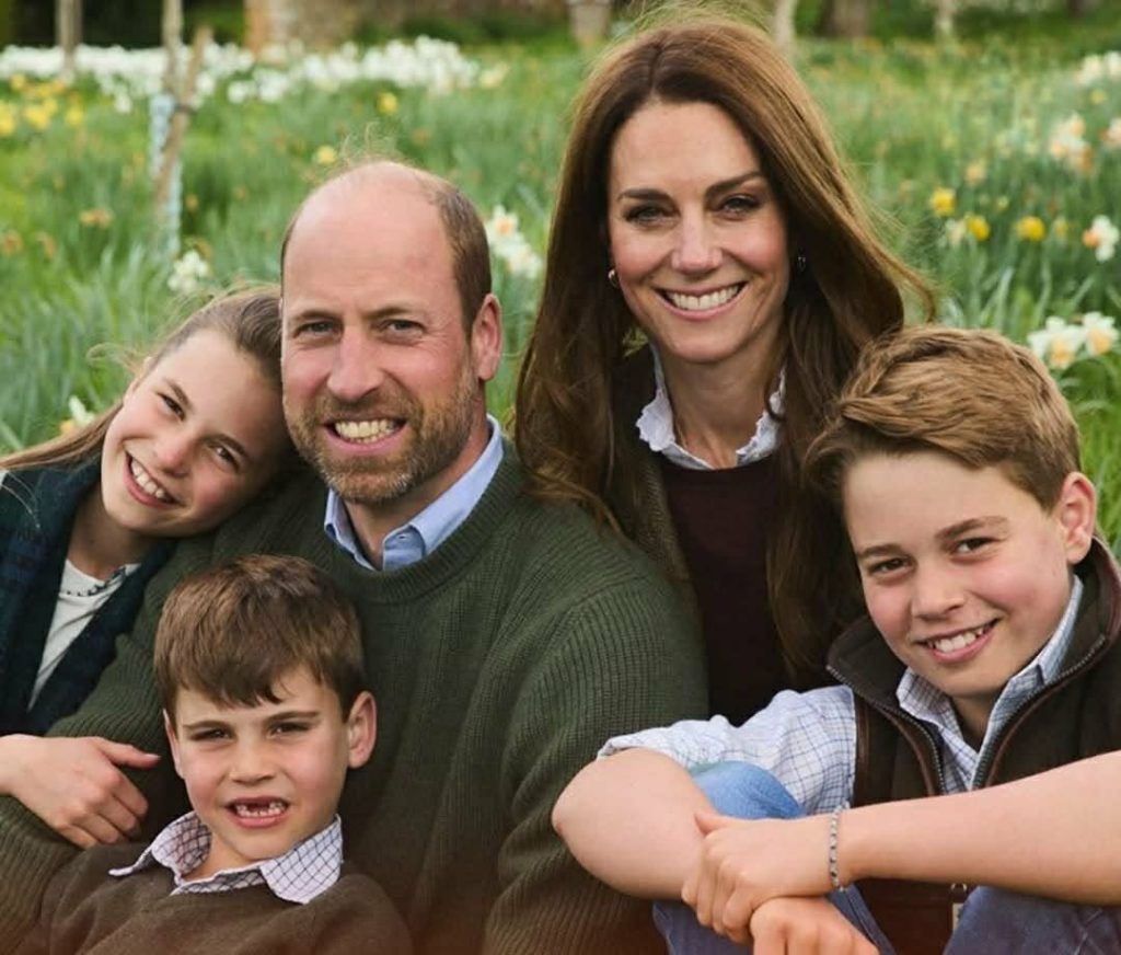 Kate Middleton and Prince William Star in New Christmas Card Photo with George, Charlotte and Louis